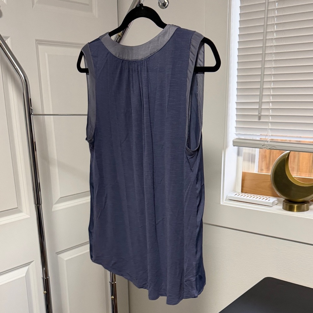 Elegant Blue Sleeveless Blouse - Picture 3 of 3